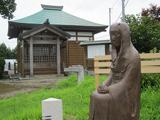 閻魔堂と貞心尼像