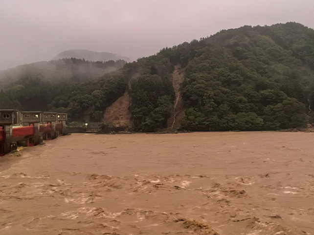 豪雨時の荒川の様子(左に荒川頭首工、流木交じりの泥水が流れています)