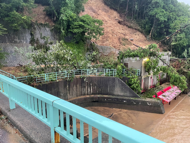 右岸側取水口は斜面が崩れて土砂で埋まりました
