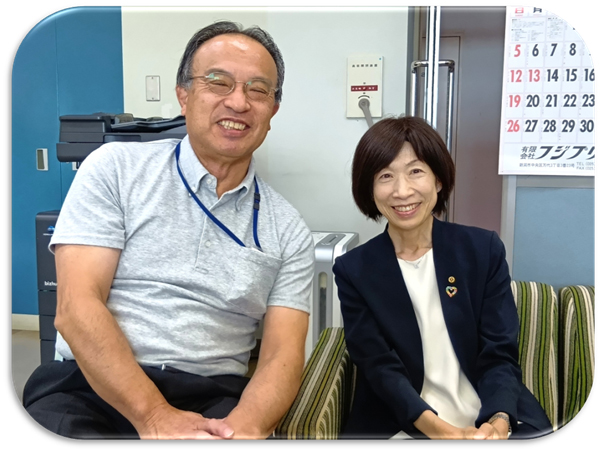 会員の綱島　知子さん（右）来訪