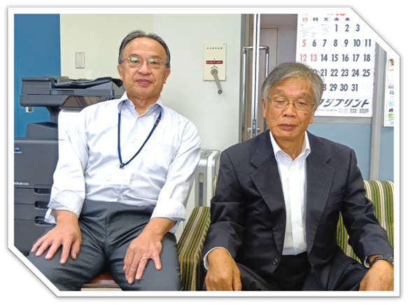 理事の行方　輝夫さん（右）来訪