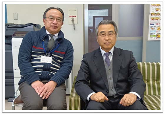 会員の藤井　武良さん（右）来訪