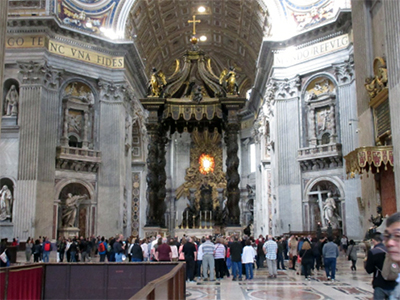 金色に輝く中央の祭壇と捻じれた柱を持つベルニーニの大天蓋